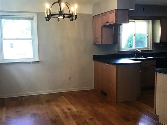 3rd image of 980 Meadowlawn St