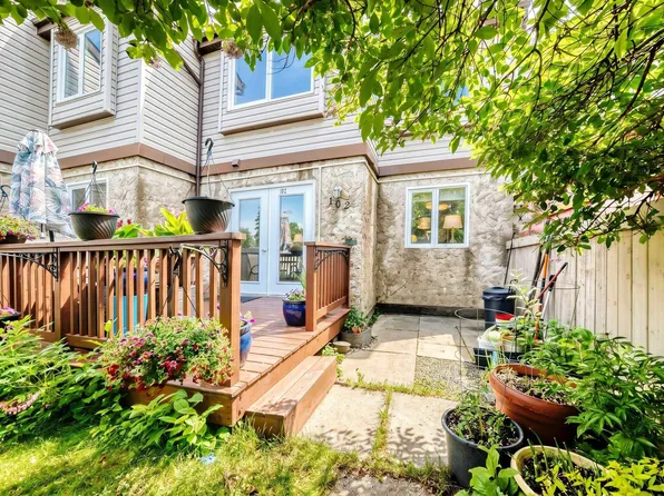 102 Royal Ter NW, Edmonton, AB T6J 4R2