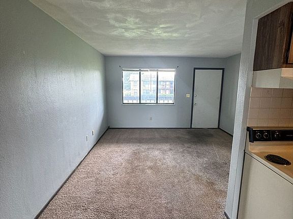 3rd image of 5904 Gateway Industrial Dr APT 8