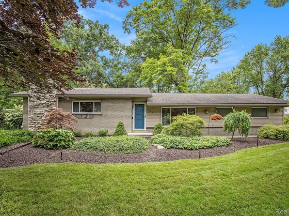 30090 Minglewood Ln, Farmington Hills, MI 48334