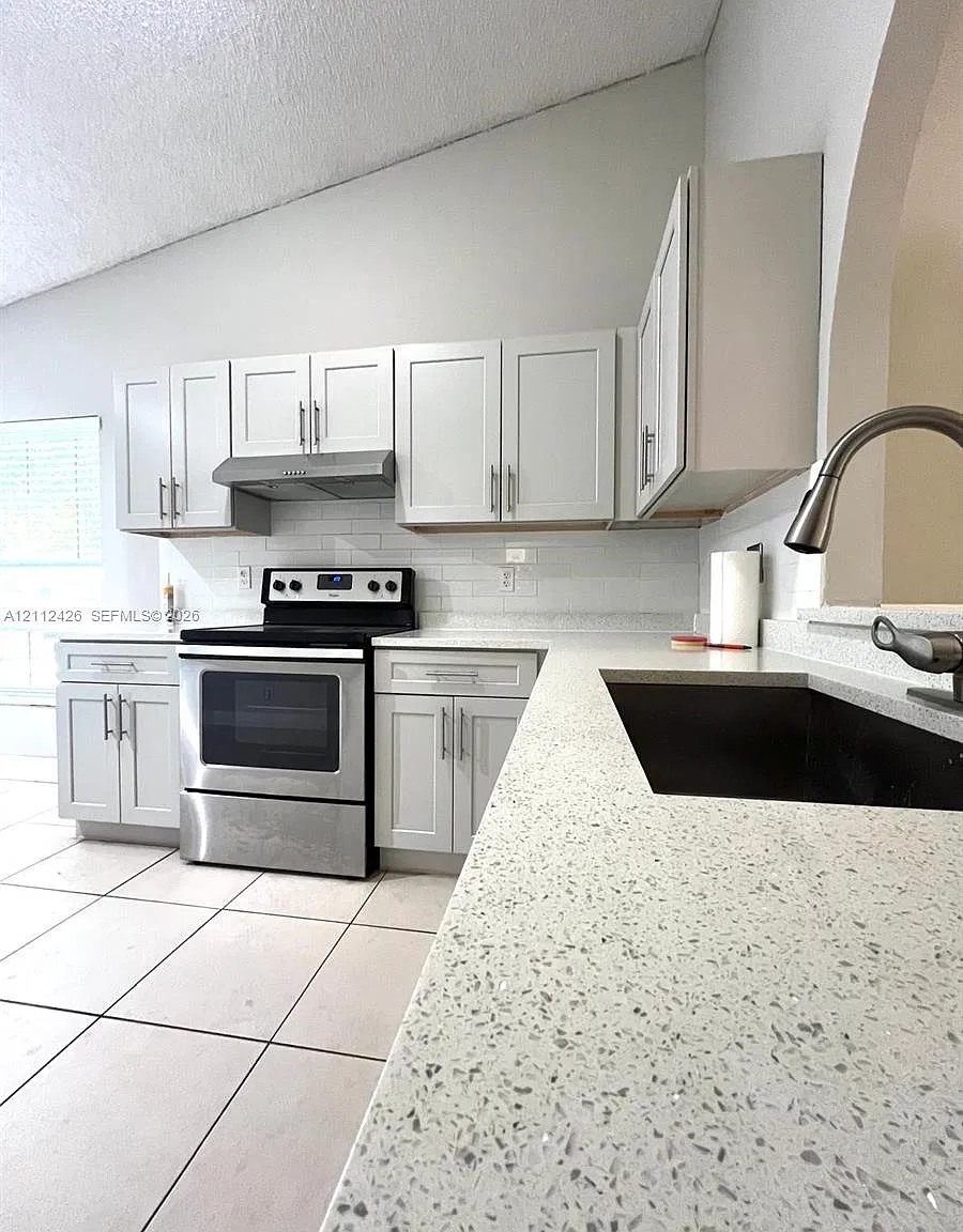 Coral Springs Village — Photo 2