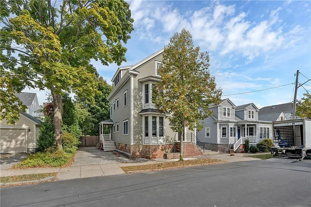 2 bed, 1.0 bath, 931 sqft, $2,100 — Photo 2