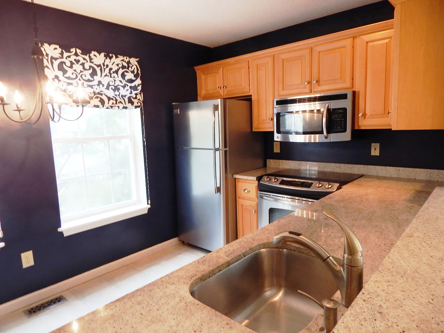 2 bed, 1.5 bath, 1460 sqft, $3,300 — Photo 2
