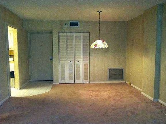 5th image of 919 Hillcrest Dr APT 209
