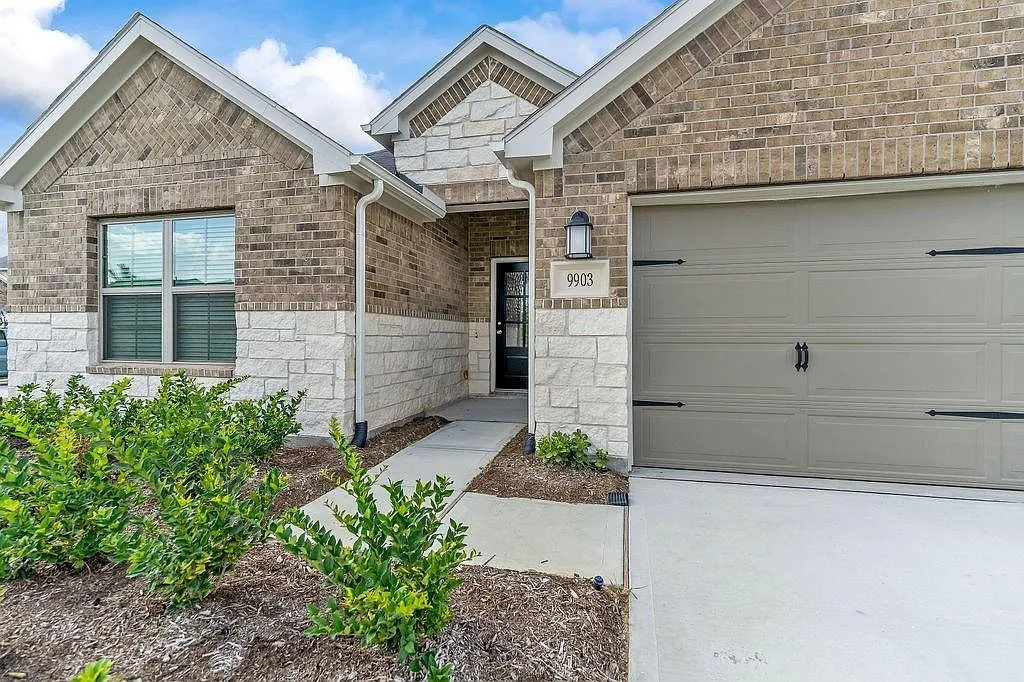 4 bed, 2.0 bath, 2000 sqft, $2,700 — Photo 3