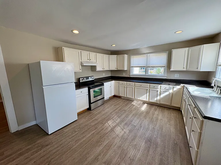 176 Main St — Photo 12