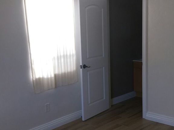 4th image of 933 W 55th St