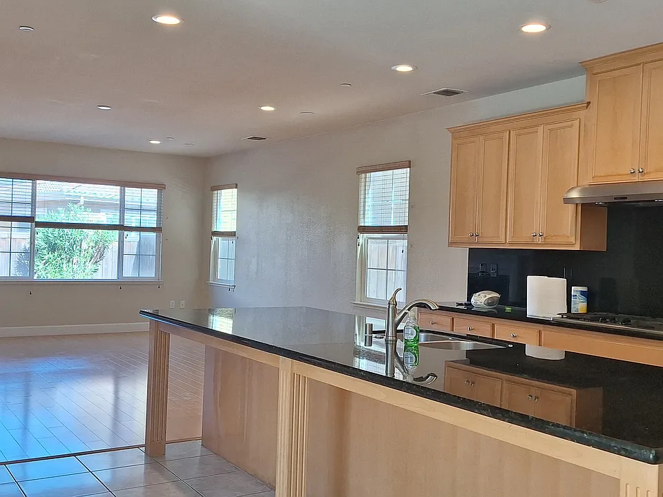 537 W Esplanade Dr