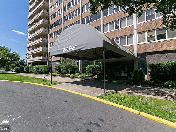 3rd image of 405 Barclay Towers