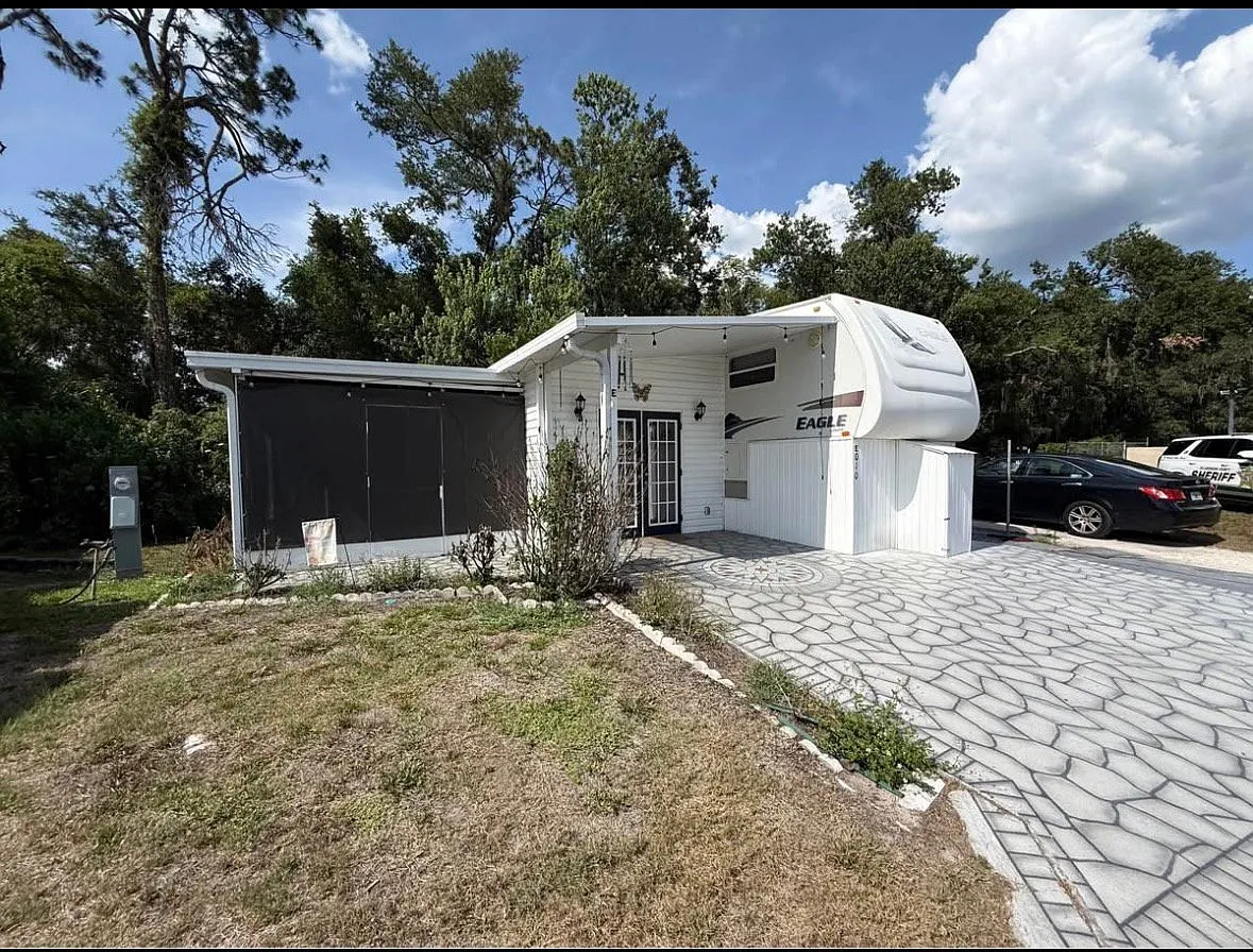 E010 RV rental — Photo 1