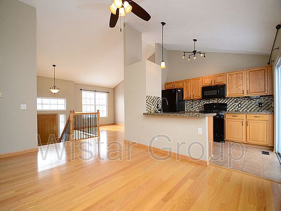 3rd image of 15812 Redwood St