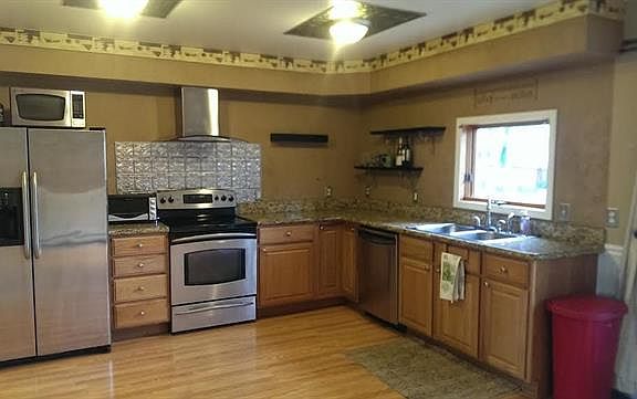 3rd image of 411 Haines Ave