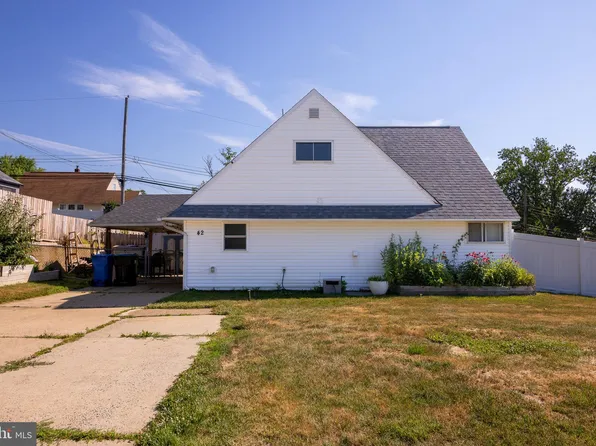 42 Hollyhock Ln, Levittown, PA 19055