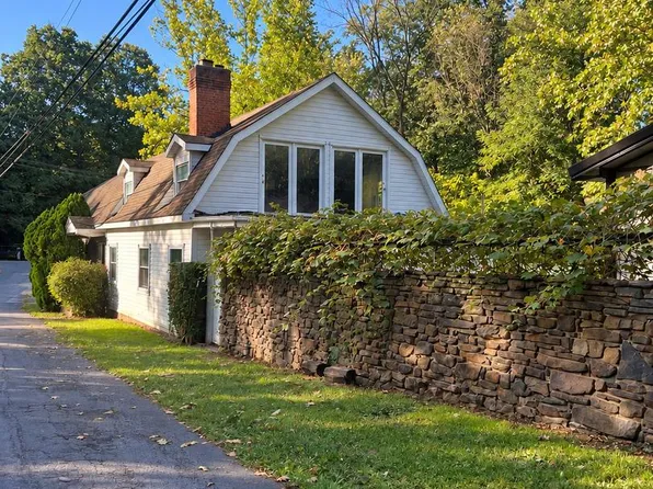 41 Orchard Ln, Paw Paw, WV 25434