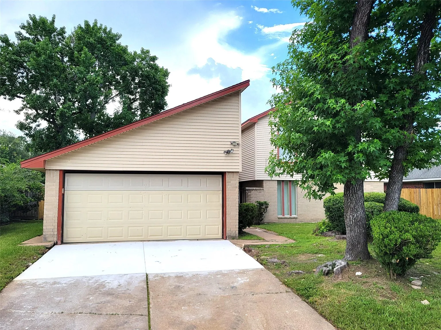 5 bed, 3.0 bath, 2426 sqft, $2,000 — Photo 2
