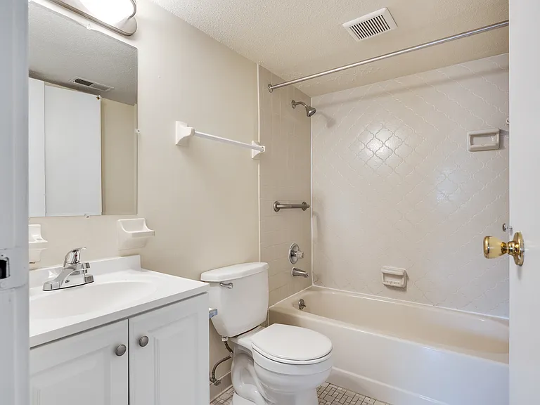Vantage Pointe West Apartment Homes — Photo 13