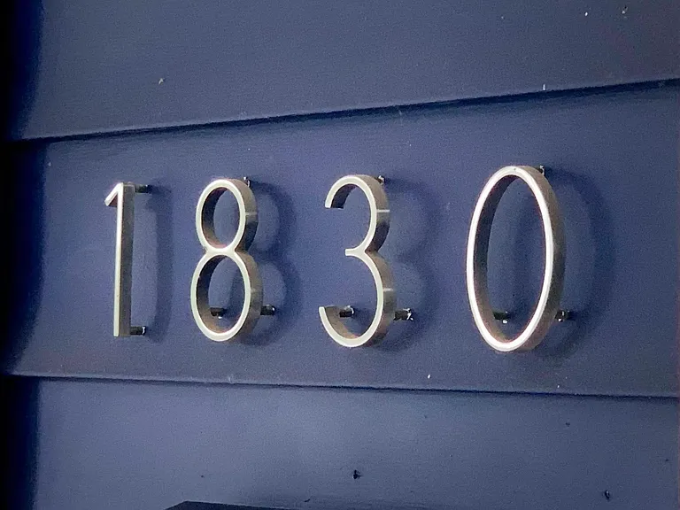 1830 Singleton St — Photo 2