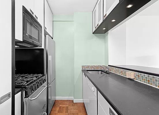 4th image of 33 Greenwich Ave APT 9F