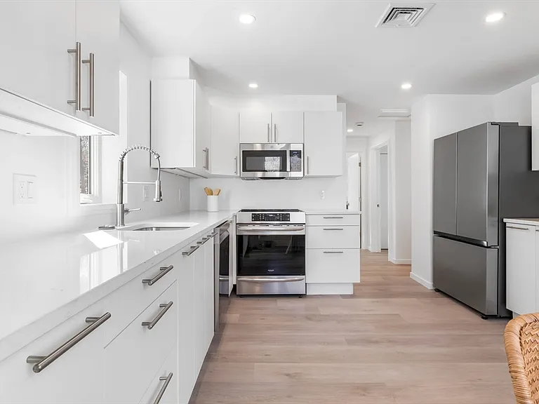 561 Beechwood St #SF — Photo 16