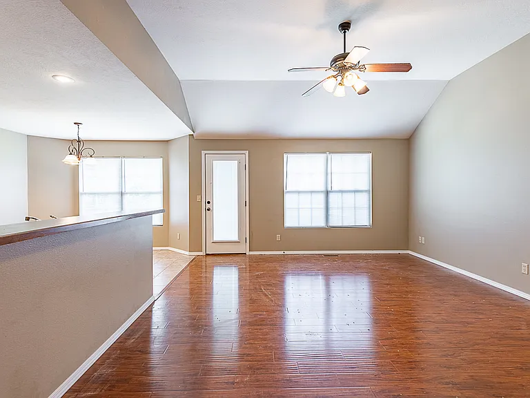 1332 S Lexington Ave — Photo 17