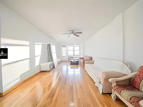 41-25 Kissena Boulevard image 7 of 26