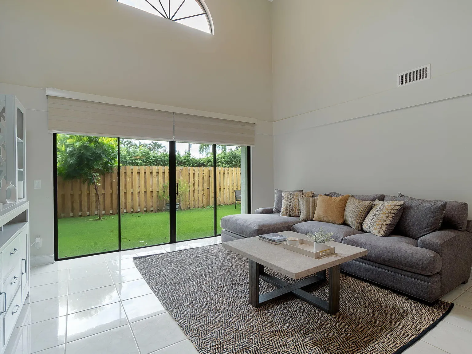 3 bed, 2.5 bath, 2026 sqft, $3,800 — Photo 4