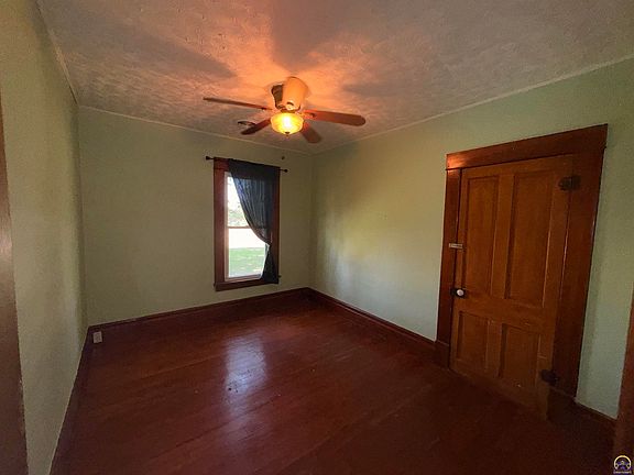 4th image of 437 Whiting St