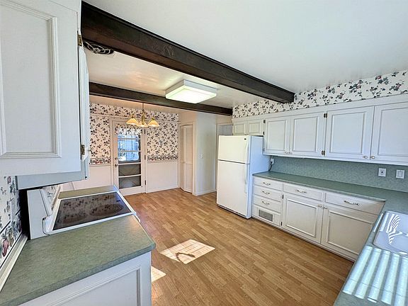 5th image of 546 Logan St