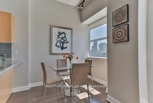 700 King St W #813 — Photo 9