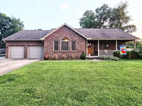 132 N Pine St, Williamstown, WV 26187
