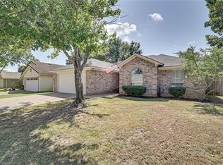 2806 Yorkfield Ct, Arlington, TX 76001