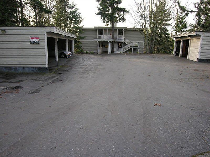 Complex has plenty of parking.