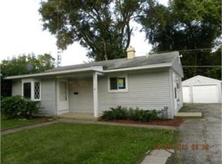4 Hickory Dr, Carpentersville, IL