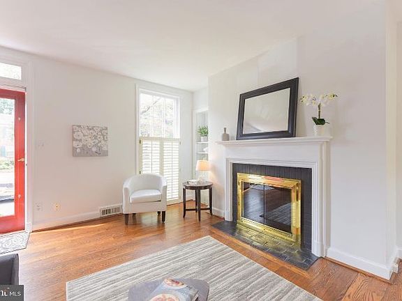5th image of 704 S Royal St