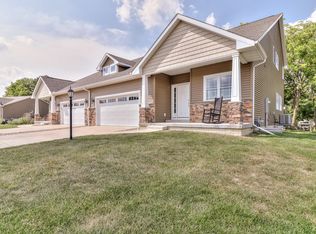 1820 Lake Ridge Ct, Mahomet, IL 61853