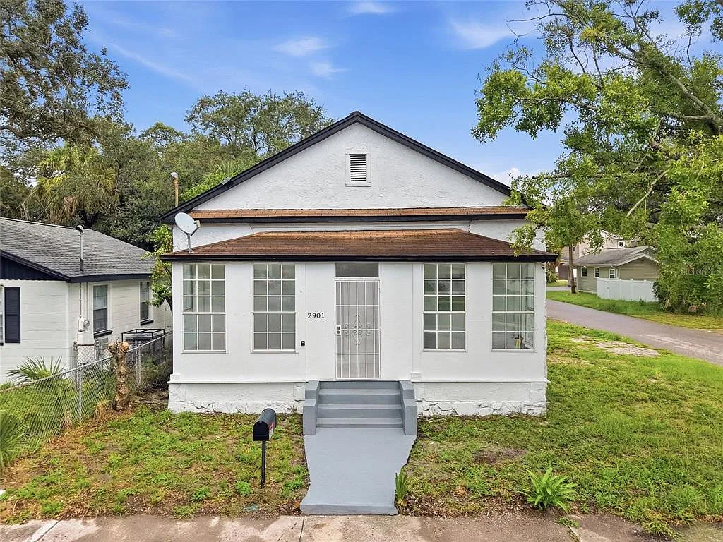 2 bed, 1.0 bath, 1332 sqft, $2,200 — Photo 1