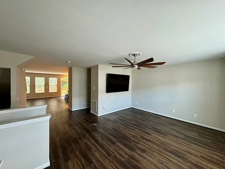 1025 Lathrop Ln — Photo 7