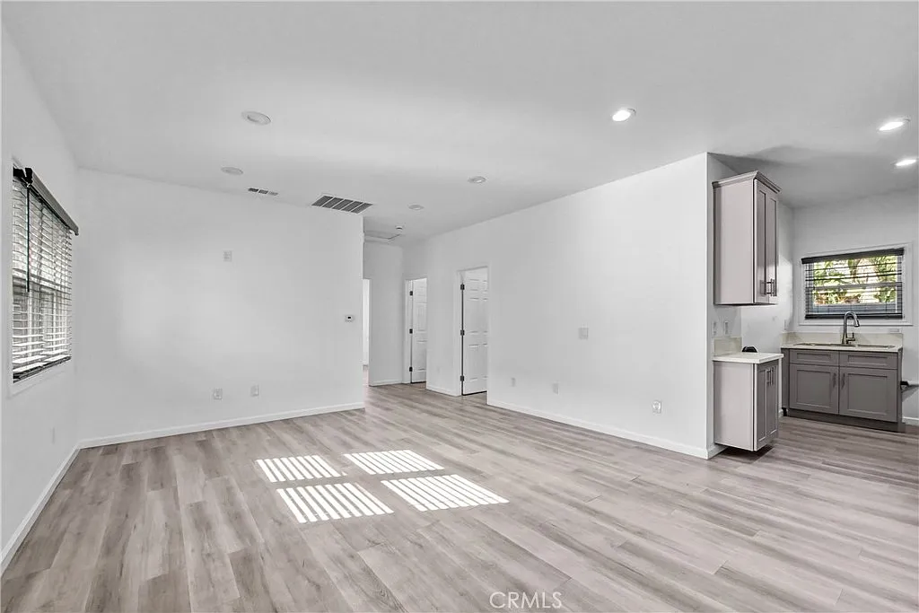 3 bed, 1000 sqft, $2,650 — Photo 3