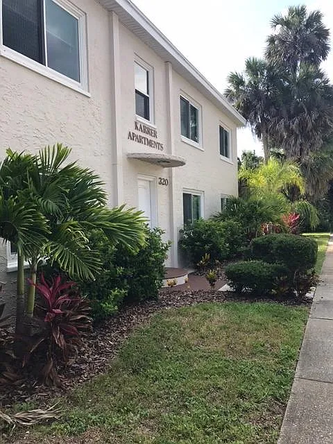 320 S Riverside Dr