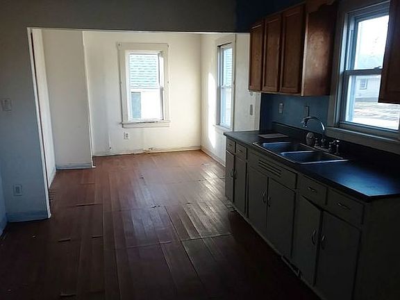 5th image of 328 Willard Ave
