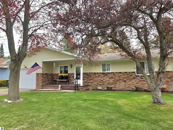 910 Smith St, East Tawas, MI 48730