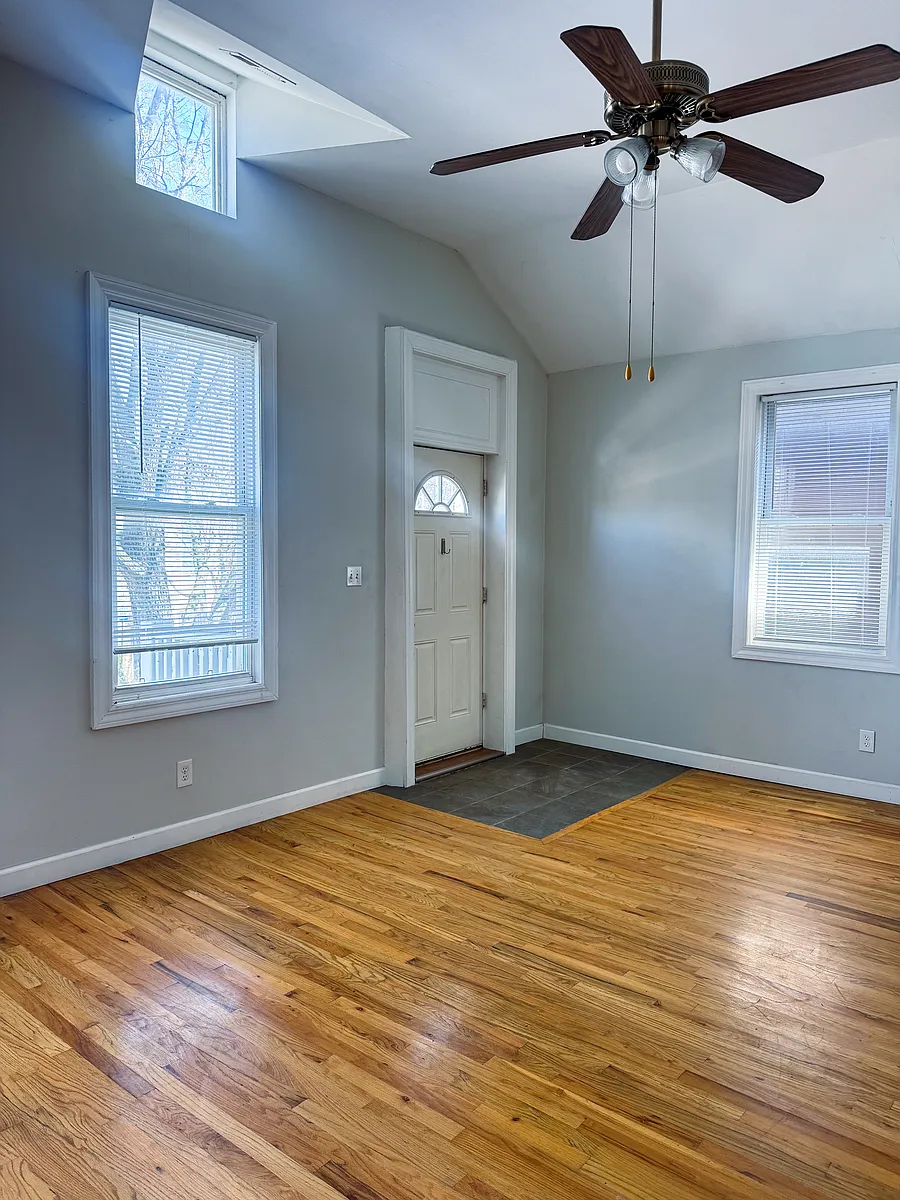 Building Photo - 1121 W 19th St #2