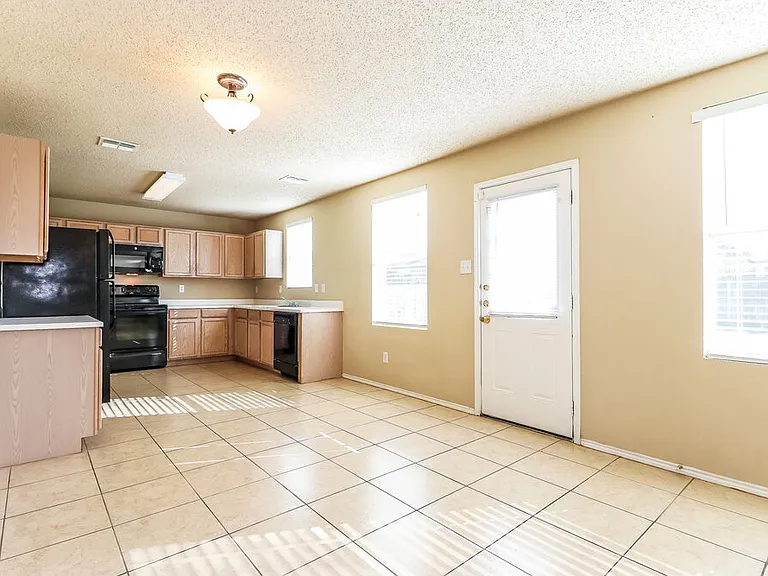 521 Merton Ct — Photo 4