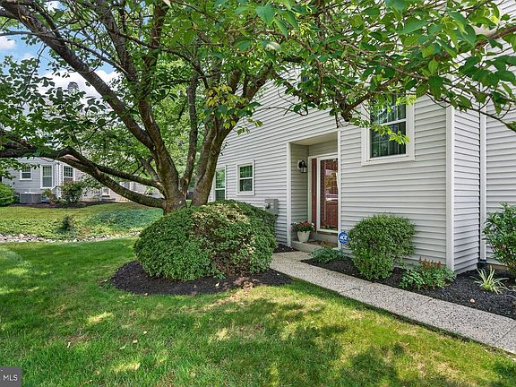 3rd image of 299 Carmen Dr
