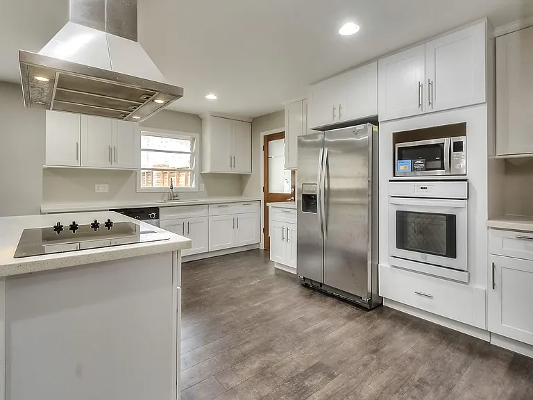 9006 Dunlap St — Photo 11