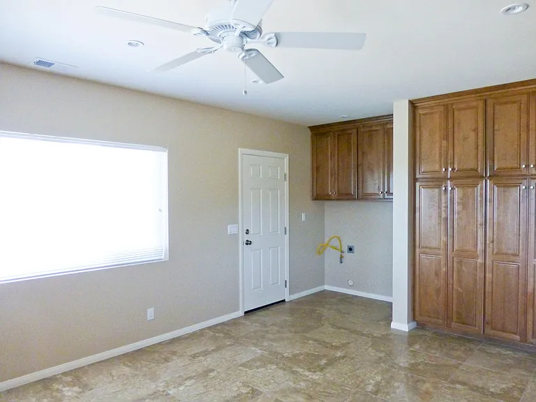 Kitchen with washer/dryer hookups