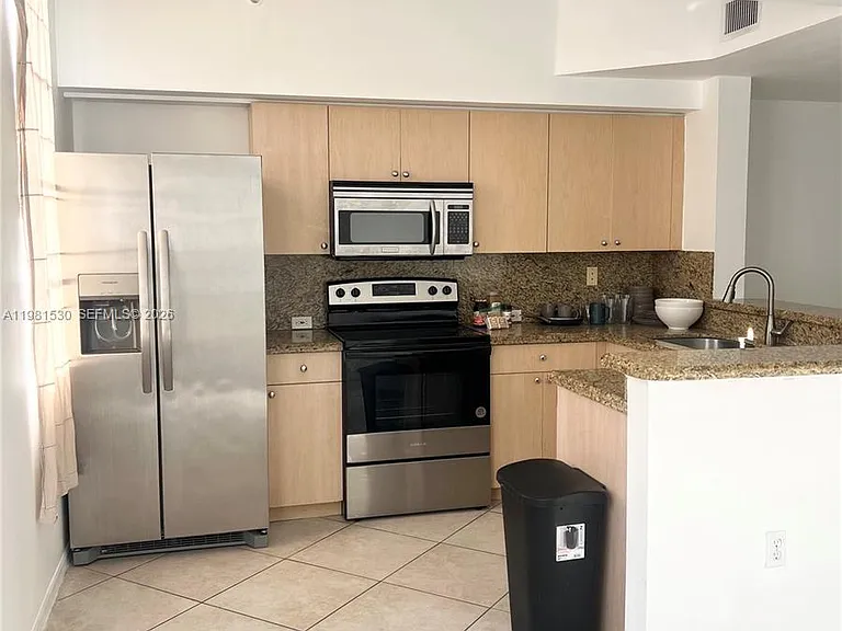 2991 NE 185th St — Photo 7