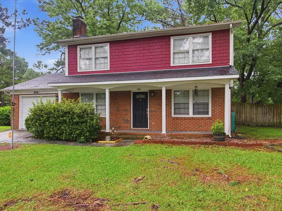 208 Greenbriar Dr