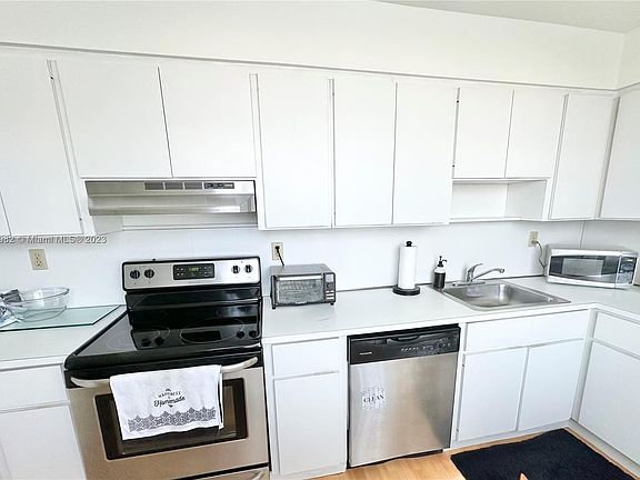 5th image of 1051 Meridian Ave APT 1F