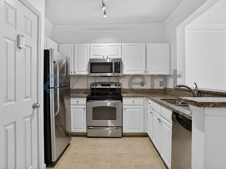 1111 Westchester Rdg NE — Photo 3